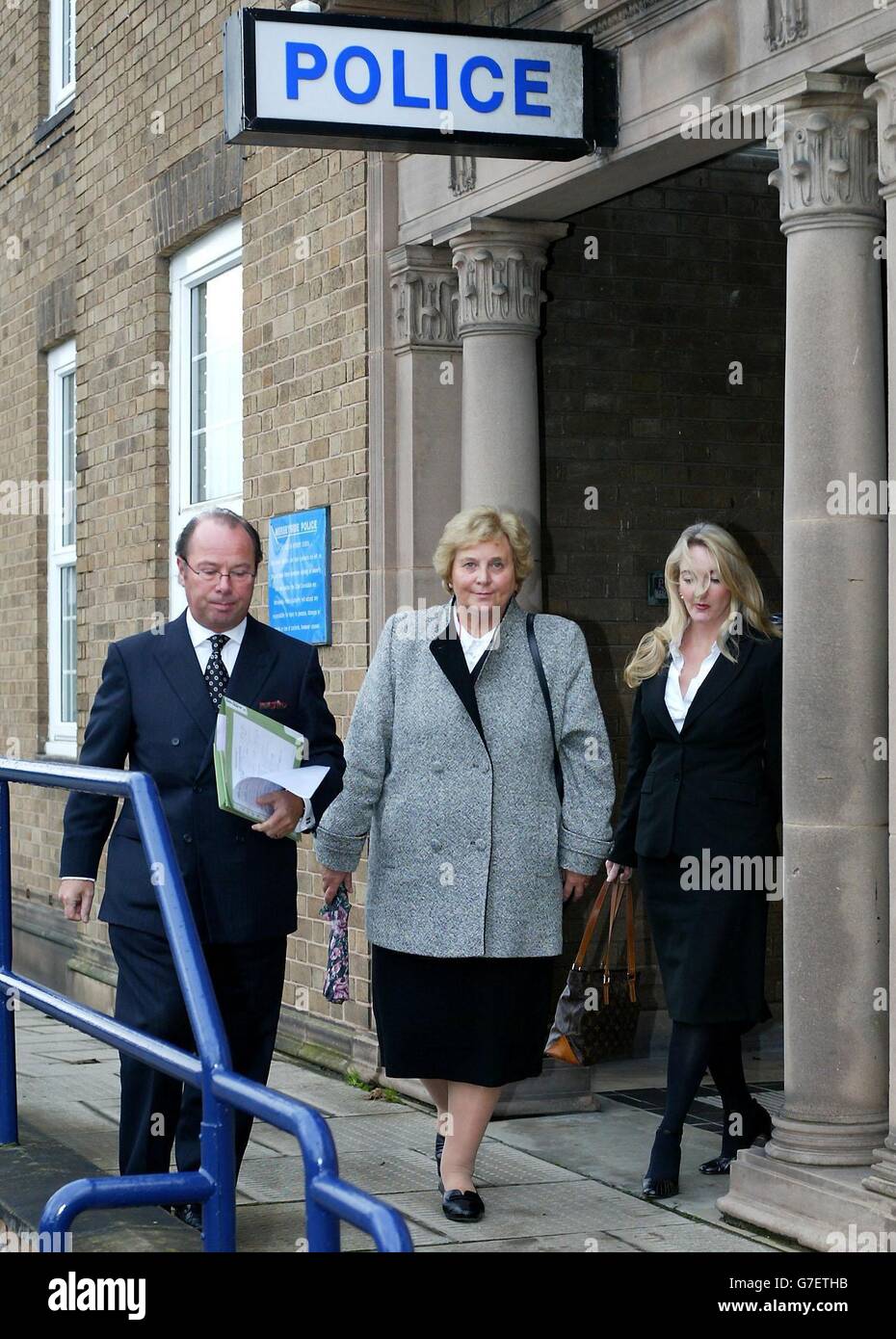 Eine Frau, die einen Selbstmordvertrag überlebte, in dem ihr Mann starb, bestand darauf, dass sie heute ``völlig unschuldig“ sei. Wendy Ainscow nahm mit ihrem Mann Bill eine Überdosis Antidepressiva, bevor sie Anfang des Monats vor Teneriffa ins Meer watet. Hier abgebildet; Wendy Ainscow verlässt die Bromborough Polizeistation, Wirral, nachdem sie von der Polizei verhört wurde, nachdem ihr Mann in einem Selbstmordvertrag gestorben war, den sie überlebt hatte. Stockfoto